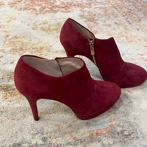 Vince Camuto Elvin Suede burgundy Leather Booties Stiletto Heel Gold Zip Sz 8